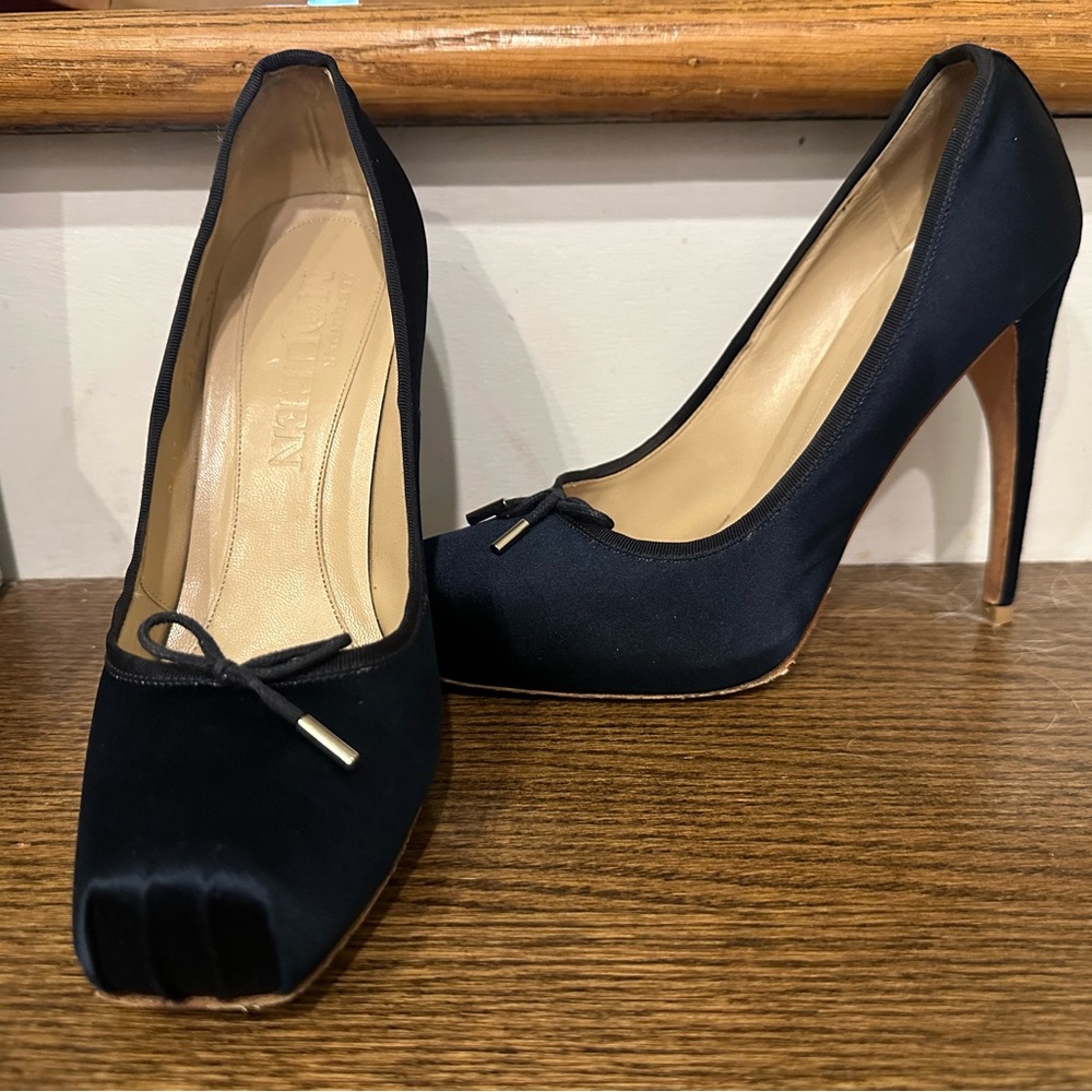 RARE: Satin Ballet Bow Pumps - Picture 9 of 11